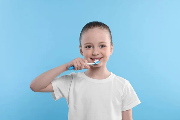 Щаслива Дівчина Чистить Зуби Щіткою Світло Блакитному Фоні — стокове фото