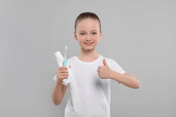 Menina Feliz Segurando Escova Dentes Elétrica Com Tubo Pasta Dentes — Fotografia de Stock