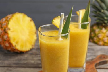 Lezzetli ananas püresi ve masada meyve kesme, yakın plan.