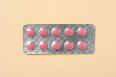 Bej arka planda pembe haplar, üst manzara.