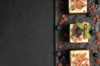 Üçlü çikolatalı mus keki siyah masanın üstünde, üst manzaralı metin için yer var.