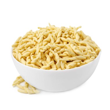 Beyaz üzerine izole edilmiş pişmemiş trofie makarnalı kase.