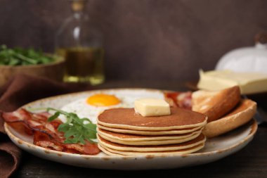 Tahta masada omlet ve pastırmayla servis edilen leziz krepler, yakın plan.