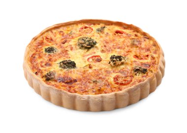 Lezzetli ev yapımı sebzeli kiş, beyaz üzerine izole edilmiş.