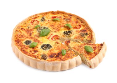 Lezzetli ev yapımı sebzeli kiş, beyaz üzerine izole edilmiş.