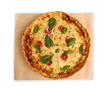 Peynirli, domatesli ve beyaza izole edilmiş fesleğenli nefis kiş.