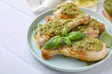 Pesto soslu ve fesleğenli tavuk budu, yakın plan. Metin için boşluk