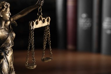 Yasalara göre adil muamele sembolü. Adalet Anıtı, kitapların yanında, metin için yeri olan.