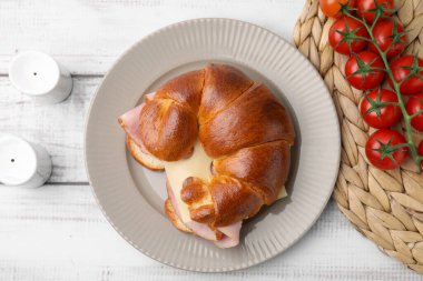 Beyaz ahşap masada jambon ve peynirli leziz hilal rulosu.