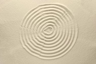 Kumda güzel bir spiral, üst manzara. Zen bahçesi