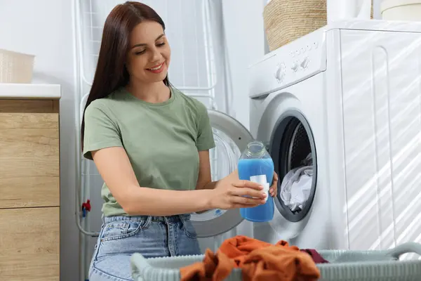 Mulher Derramando Amaciador Tecido Garrafa Tampa Perto Máquina Lavar Roupa — Fotografia de Stock
