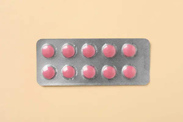 Różowe Tabletki Blistrze Beżowym Tle Widok Góry — Zdjęcie stockowe