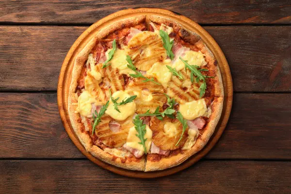 Pyszna Pizza Ananasowa Rukolą Drewnianym Stole Widok Góry — Zdjęcie stockowe