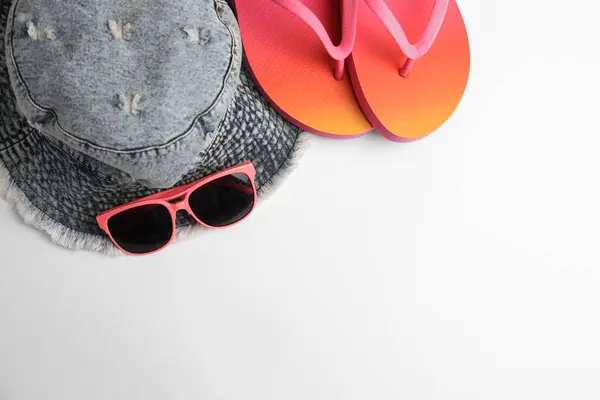 Óculos Sol Chapéu Chinelos Brilhantes Sobre Fundo Branco Flat Lay — Fotografia de Stock