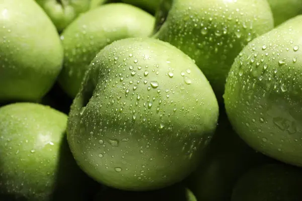 Manzanas Verdes Frescas Con Gotas Agua Como Fondo Primer Plano —  Fotos de Stock