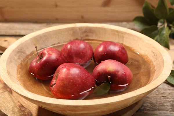 Tuoreet Punaiset Omenat Kulhossa Vedellä Puupöydällä Lähikuva — kuvapankkivalokuva
