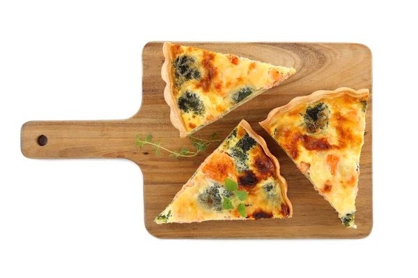 Pezzi Deliziosa Quiche Fatta Casa Con Salmone Broccoli Isolati Bianco — Foto Stock