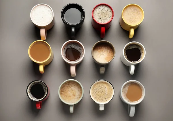 Veel Verschillende Kopjes Met Aromatische Koffie Grijze Tafel Platte Lay — Stockfoto