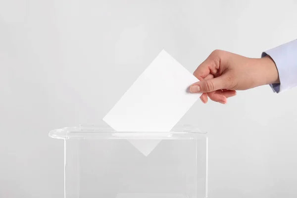 Frau Wirft Ihre Stimme Die Wahlurne Auf Hellgrauem Hintergrund Nahaufnahme — Stockfoto