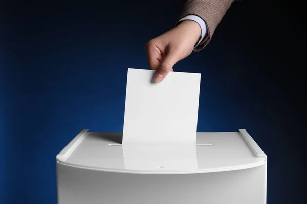 Frau Wirft Ihre Stimme Die Wahlurne Auf Dunkelblauem Hintergrund Nahaufnahme — Stockfoto