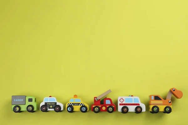 Verschiedene Spielzeugautos Für Kinder Auf Gelbem Hintergrund Flach Gelegt Raum — Stockfoto
