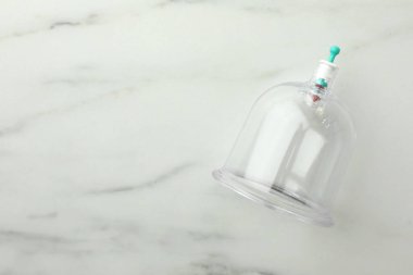 Beyaz mermer masada plastik bardak, yazı için yeri olan üst manzara. Fincan terapisi.