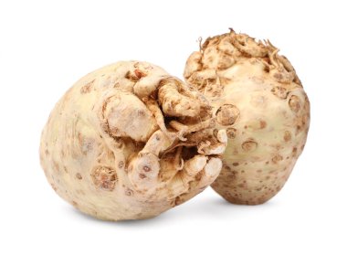 Beyaz üzerine izole edilmiş taze ham kereviz kökleri.