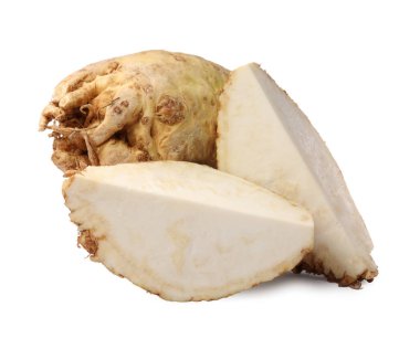 Beyaz üzerine izole edilmiş kereviz kökleri.