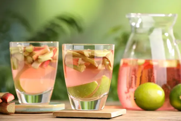 Ποτήρια Και Κανάτα Από Νόστιμο Κοκτέιλ Ραβέντι Φρούτα Lime Ξύλινο — Φωτογραφία Αρχείου