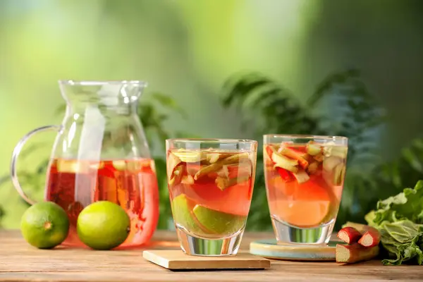 Ποτήρια Και Κανάτα Από Νόστιμο Κοκτέιλ Ραβέντι Φρούτα Lime Ξύλινο — Φωτογραφία Αρχείου