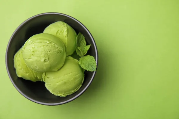 Chutná Matcha Zmrzlina Misce Zeleném Stole Výhled Shora Mezera Pro — Stock fotografie
