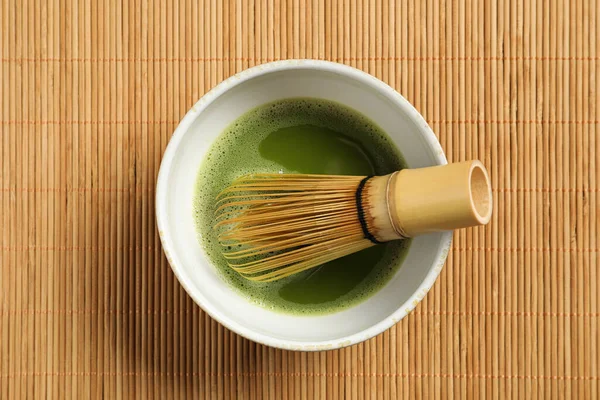 タケマットのウィスキー付き新鮮な緑茶のカップ トップビュー — ストック写真