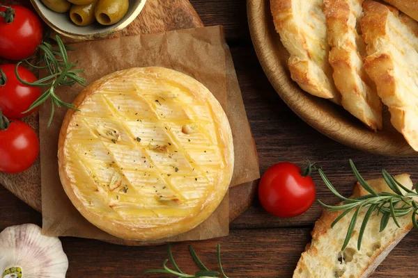 Chutný Pečený Sýr Podávaný Dřevěném Stole Plochý Ležel — Stock fotografie