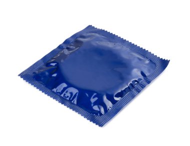 Paketlenmiş prezervatif beyaza izole edilmiş. Güvenli seks.
