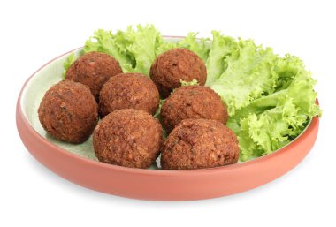 Beyaz üzerine izole edilmiş lezzetli falafel köfteleri ve marul tabağı. Vegan et ürünleri
