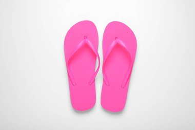 Beyaz arkaplanda pembe parmak arası terlikler, üst görünüm