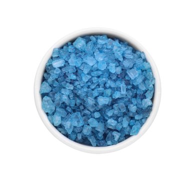 Mavi deniz tuzlu kase, beyaza izole edilmiş, üst manzara.