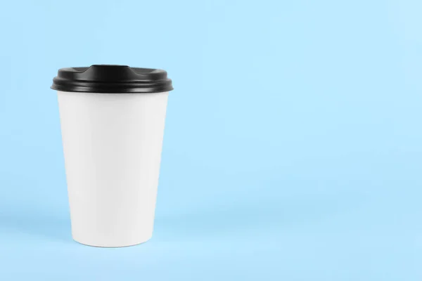 Papierbecher Mit Plastikdeckel Auf Hellblauem Hintergrund Platz Für Text Coffee — Stockfoto