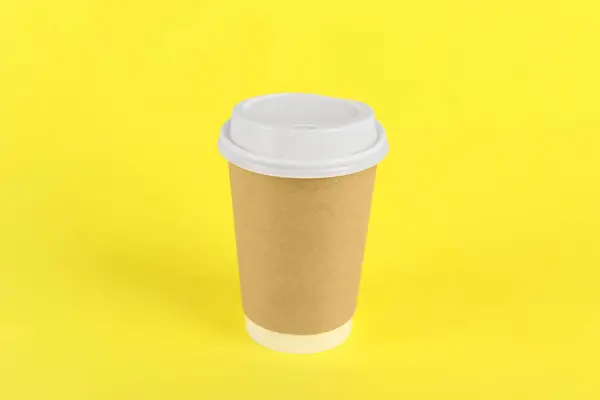 Paper Cup Plastic Lid Yellow Background Coffee — Stock Photo, Image