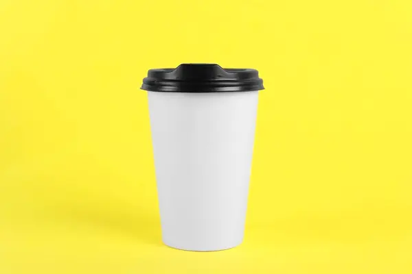 Papírový Kelímek Plastovým Víčkem Žlutém Pozadí Káva Sebou — Stock fotografie