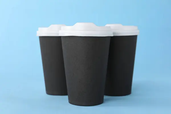 Pappbecher Mit Weißen Deckeln Auf Hellblauem Hintergrund Coffee — Stockfoto
