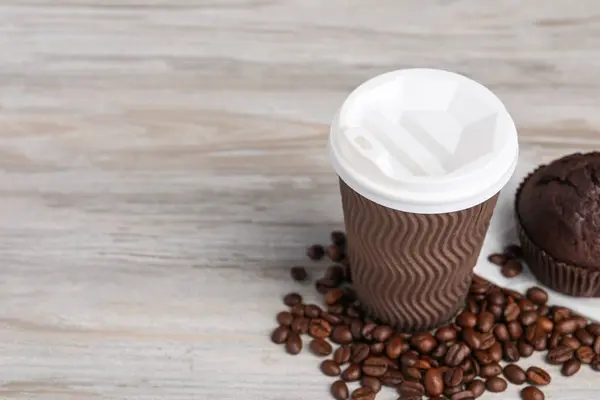 Papírpohár Kávébab Muffin Asztalon Hely Szövegnek Kávét Elvitelre — Stock Fotó