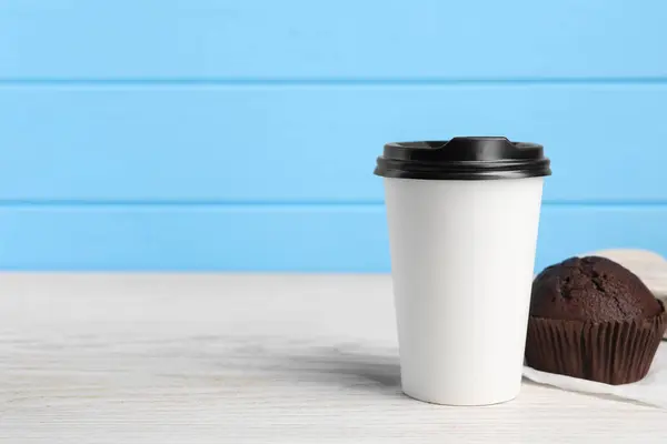 Papírpohár Fekete Fedéllel Muffinnal Fehér Asztalon Hely Szövegnek Kávét Elvitelre — Stock Fotó