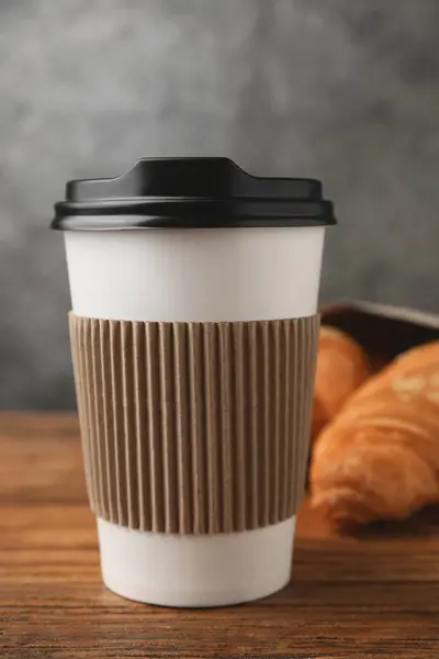 Kaffe Til Papir Kop Med Velsmagende Drink Træbord Closeup - Stock-foto