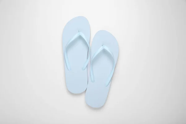 Hellblaue Flip Flops Auf Weißem Hintergrund Draufsicht — Stockfoto