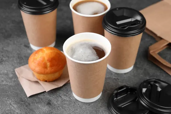 Café Emporter Tasses Papier Avec Boisson Savoureuse Muffin Sur Table — Photo
