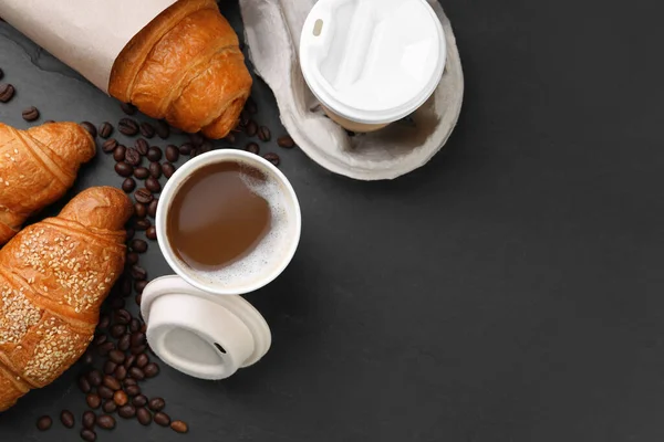 Kávét Elvitelre Papírpoharak Ízletes Ital Croissant Bab Fekete Asztalon Lapos — Stock Fotó