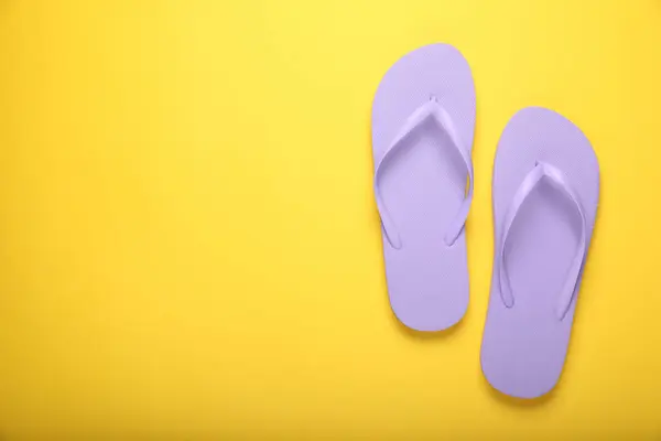 Stylische Violette Flip Flops Auf Gelbem Hintergrund Draufsicht Raum Für — Stockfoto