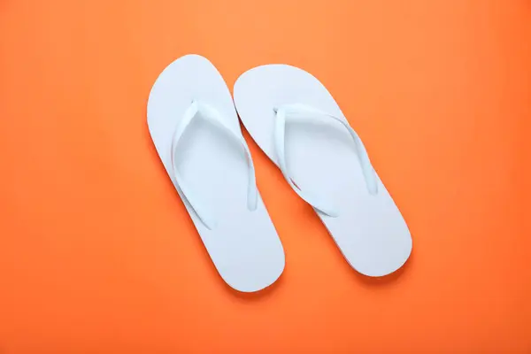 Stilvolle Weiße Flip Flops Auf Orangefarbenem Hintergrund Draufsicht — Stockfoto