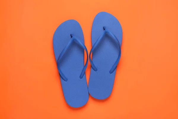 Stilvolle Blaue Flip Flops Auf Orangefarbenem Hintergrund Draufsicht — Stockfoto